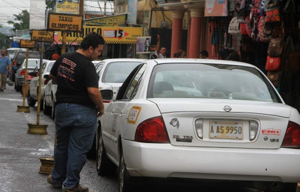 Taxistas sampedranos piden reubicación de vendedores y más seguridad