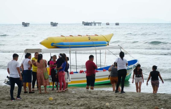 Bañistas llenaron playas de Tela el fin de semana pese al mal clima