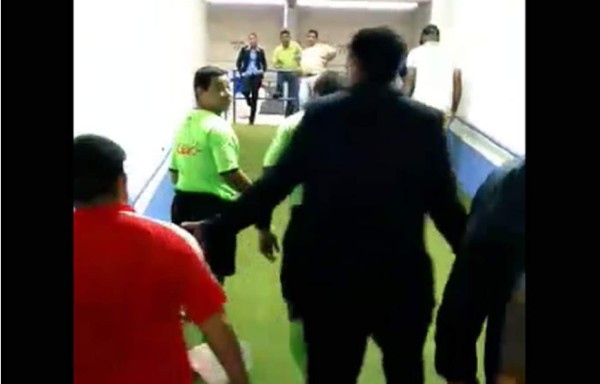 VIDEO: El reclamo de Diego Vázquez a los árbitros en el túnel de vestuarios