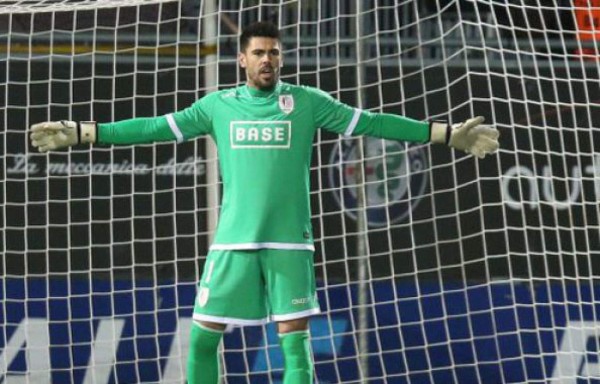 Víctor Valdés regresó a las canchas con triunfo