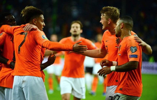 Holanda derrotó a domicilio a Alemania en Hamburgo. Foto AFP
