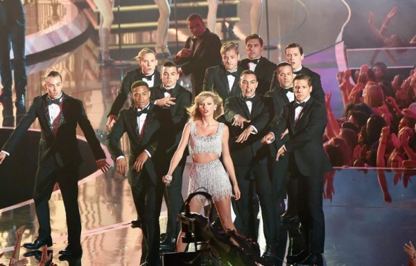 Miley Cyrus le quita el mejor premio a Pharrell Williams en los MTV