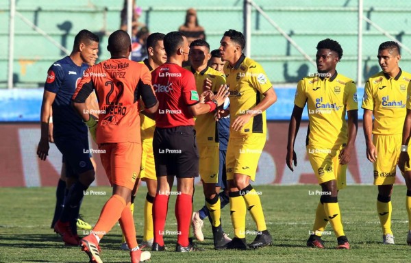 El árbitro Nelson Salgado expulsó a Elison Rivas del Real España contra Motagua.