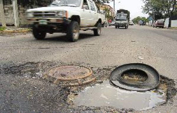 Con llantas tapan los baches