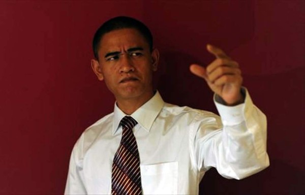 Chino se hace famoso por ser casi idéntico a Barack Obama