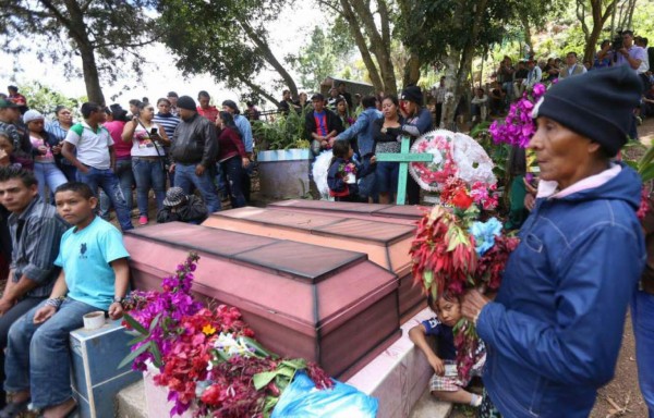 Sepultan a hermanas de 13, 14 y 16 años que murieron tiroteadas en Tegucigalpa
