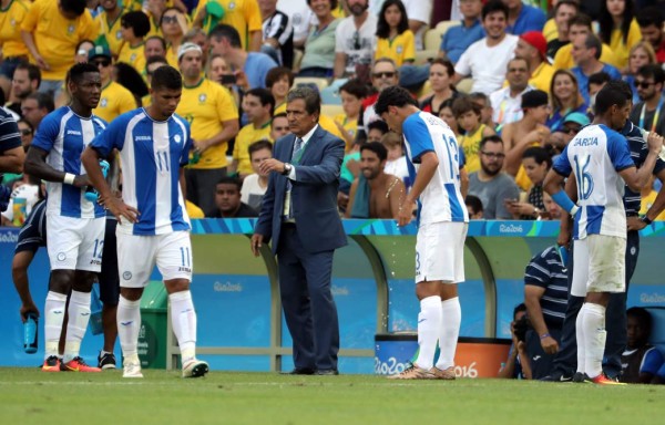 Jorge Luis Pinto charló con sus jugadores por más de una hora