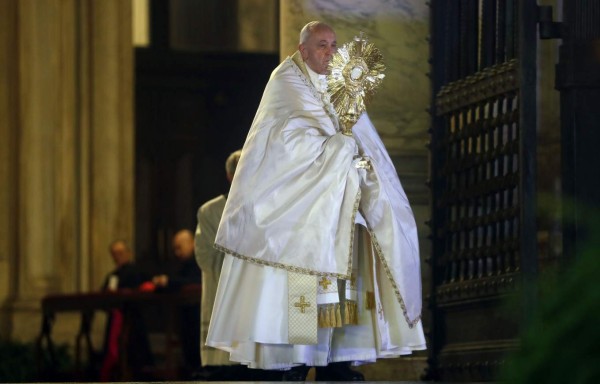 El papa Francisco bendice al mundo en soledad por el coronavirus