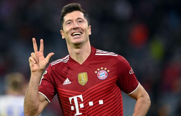 Triplete de Lewandowski para abultada victoria del Bayern y superar los 300 goles