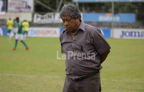 Video: 'Primitivo' Maradiaga lloró durante minuto de silencio en honor a su madre