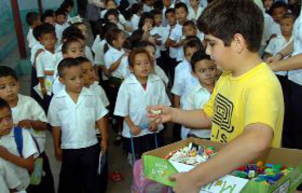 Llevan alegría a niños de la escuela Gracias a Dios