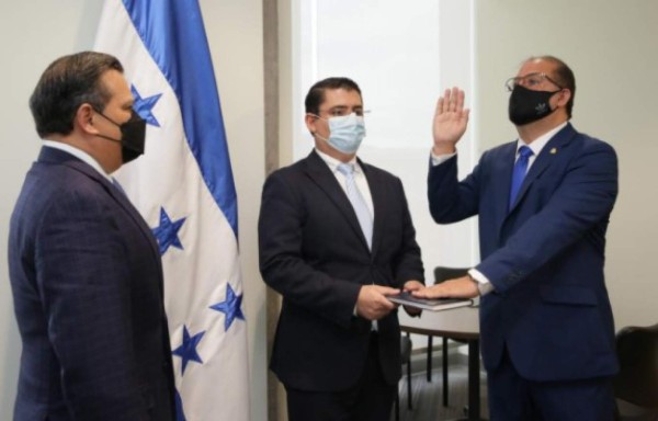 Leonardo Deras es juramentado como nuevo comisionado de la Cree