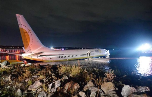 Un avión se sale de la pista y acaba en un río en Florida, sin heridos graves