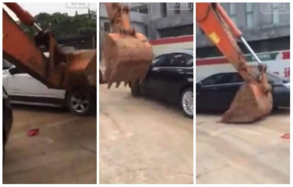 Con retroexcavadora mueven los autos mal estacionados en China