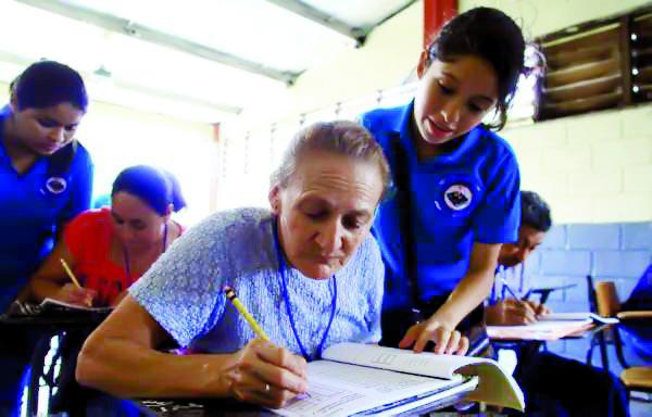 Educación pagará L14.7 millones al año a los maestros cubanos