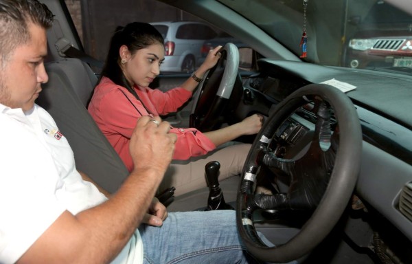Más de 1,200 personas aprenden a conducir en las autoescuelas
