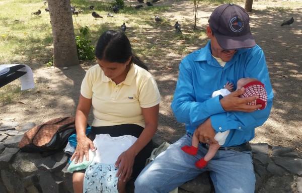 Pareja denuncia que mujer les robó gemelo de tres meses