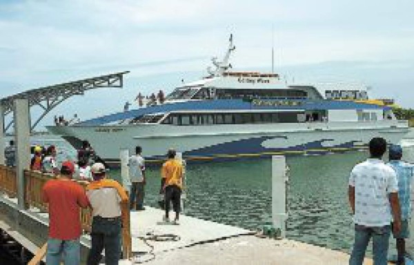 En una hora llegará el nuevo yate a Roatán