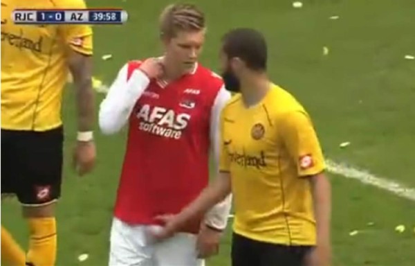 Video: Futbolista holandés 'acosa' a un jugador rival