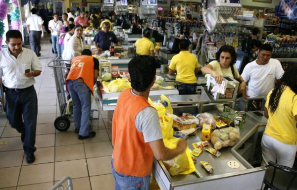 Hondureños se abastecen de víveres ante el temor del huracán Félix