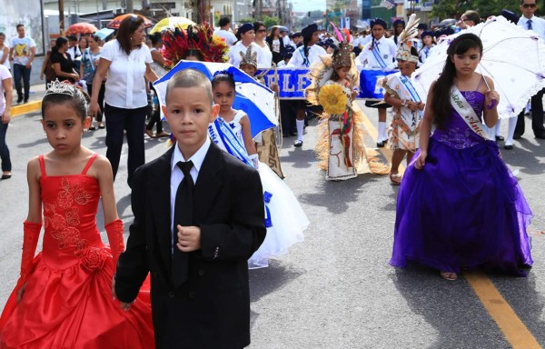 Color y fervor en los desfiles de estudiantes en Honduras