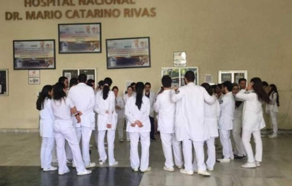 Médicos de Honduras en servicio social se declararán en calamidad por falta de pago