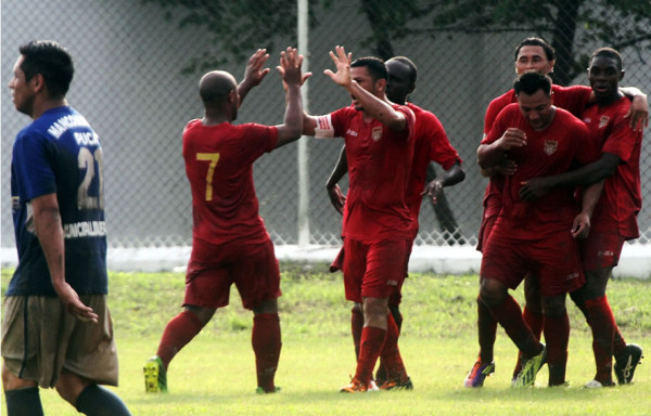 Villanueva golea y se apodera del liderato en Segunda División