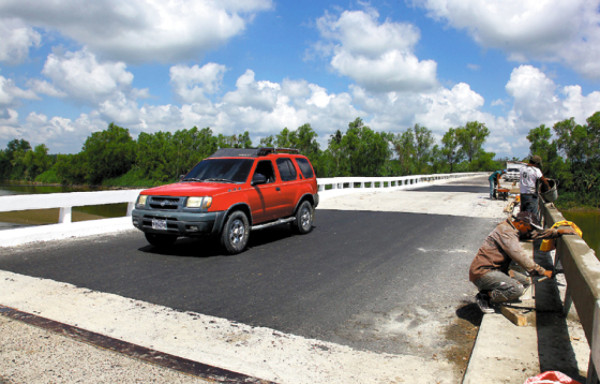 Rehabilitan paso sobre puente de río Motagua