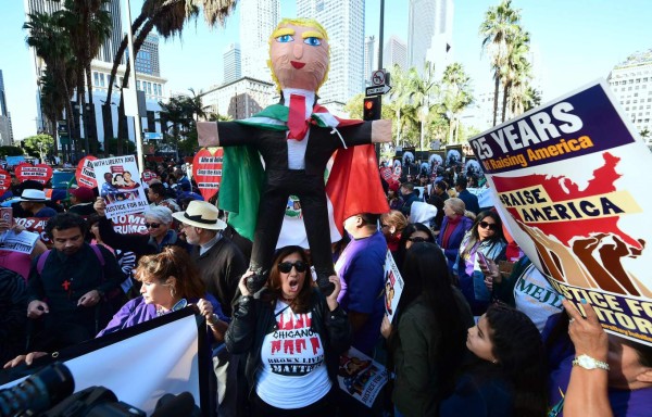 Miles piden al colegio electoral ‘salvar’ a EUA de Donald Trump