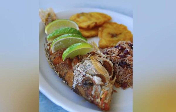 Cómo preparar un pescado frito con tostones y casamiento