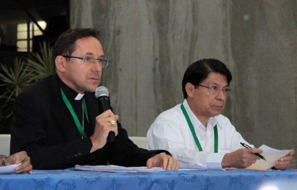 Nicaragua's Apostolic Nuncio Waldelomar Sommertag (L) speaks next to Nicaragua's Foreign Minister Denis Moncada Colindres during a press conference in the framework of the 'National Dialogue' with the government in Managua on March 5, 2019. - Nicaraguan President Daniel Ortega and the opposition opened talks yesterday on easing tensions that began last April with deadly protests over the government's now-ditched pension reform. (Photo by Maynor Valenzuela / AFP)