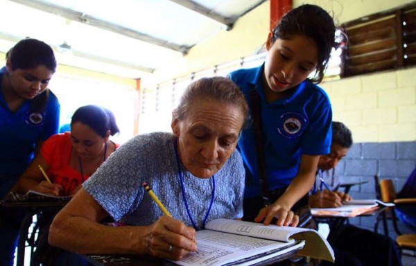 600,000 hondureños no saben leer ni escribir