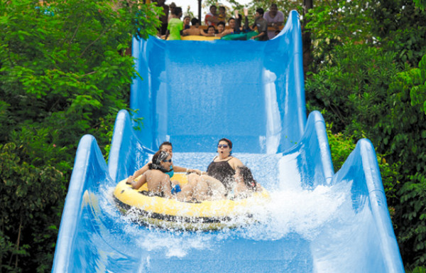 Honduras: lluvia no fue obstáculo para veraneantes