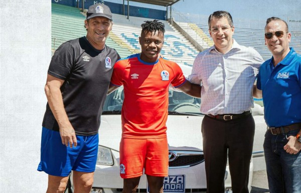 Troglio y directiva de Olimpia rifan un carro nuevo como regalo por el campeonísimo