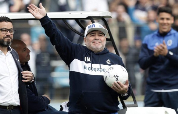 Locura por Maradona en su presentación como DT de Gimnasia de Argentina