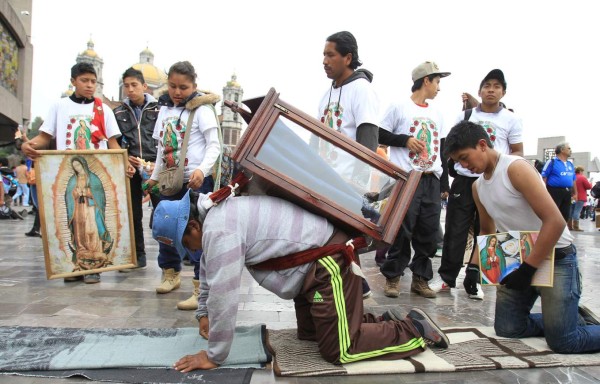 Mexicanos le rinden tributo a la virgen de Guadalupe