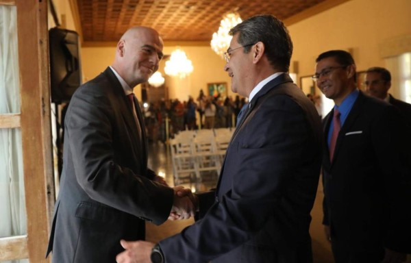 Gobierno de Honduras y Fenafuth firmaron convenio ante presidente de la Fifa