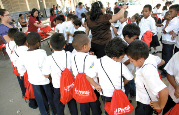 Niños de cuatro escuelas reciben útiles escolares