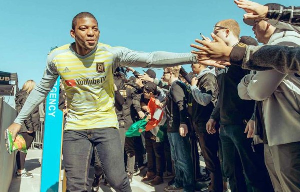 'Buba' López regresa a las prácticas y Carlos Vela le lanza peculiar broma