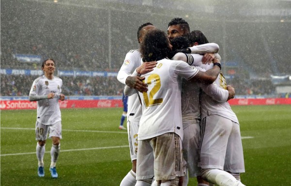 Real Madrid se pone líder de la Liga Española tras ganar al Alavés bajo la lluvia