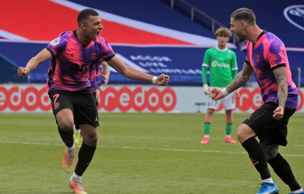 Kylian Mbappé y Mauro Icardi fueron vital para el triunfo del PSG ante el Saint Etienne. Foto EFE