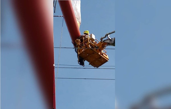 Bomberos rescatan a hombre que estaba a punto de caer en cables de alta tensión