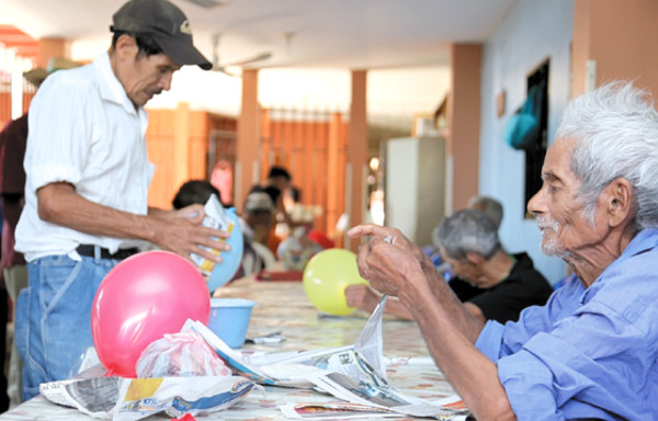 Tienden su mano a los ancianos y educan a niños