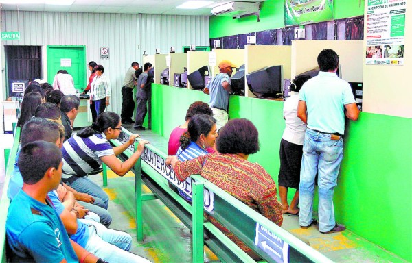 Empleados del RNP piden aumento salarial de 30 millones de lempiras