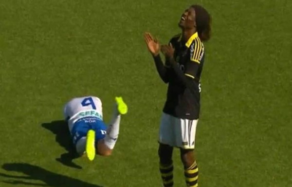 Video: ¿El peor 'piscinazo' en la historia del fútbol?