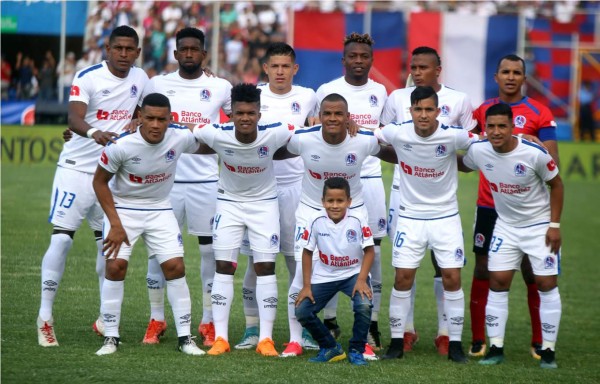 Nahún Espinoza anuncia salidas en el Olimpia y va por más fichajes