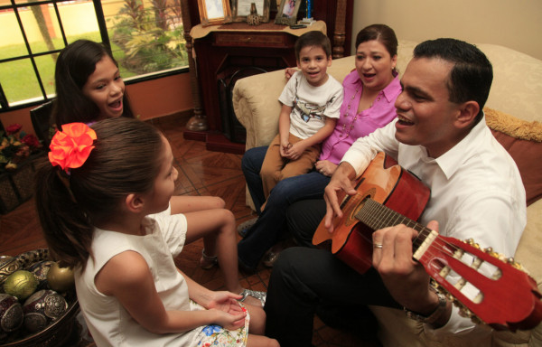 Cantando y en la iglesia pasó su día Toñito