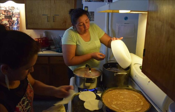 Familia hondureña huye de las maras y es arrestada en EUA