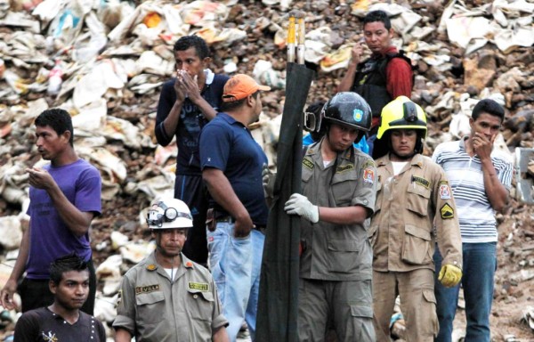 Rescatan vivos a tres de los 11 obreros atrapados en mina de Honduras 