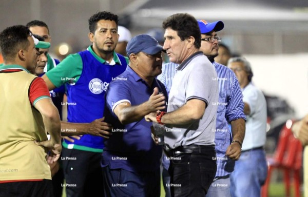 Héctor Vargas y Carlos Orlando Caballero, fueron expulsados en el segundo tiempo. Foto Ronald Aceituno